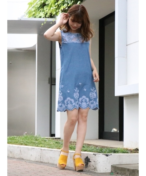 dazzlin（ダズリン）の「エンブロイダリーデニムサックワンピース（ワンピース・レディース・ホワイト/インディゴブルー/ブルー・SMALL/MEDIUM）」の7枚目の写真