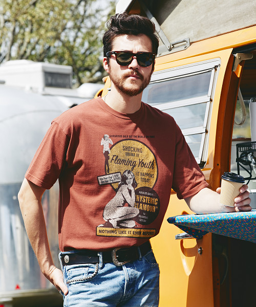 HYSTERIC GLAMOUR（ヒステリックグラマー）の「FLAMING YOUTH プリント Tシャツ（Tシャツ/カットソー・メンズ・ブラウン/ホワイト/チャコールグレー・MEDIUM/SMALL/X-SMALL/LARGE）」の3枚目の写真