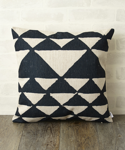 Jubilee（ジュビリー）の「クッションカバー（クッション/クッションカバー・レディース・ホワイト×ブラック/レッド系その他/カラフル/ブラック/ネイビー/ブルー/ホワイト/バーガンディー/レッド/ホワイト系その他/ホワイト系その他2/ピンク系その他/マルチ/ライトブラウン/ライトブルー/ホワイト×ブルー/ホワイト×レッド/ホワイト系その他3/パープル系その他/ブルー系その他・FREE）」の4枚目の写真