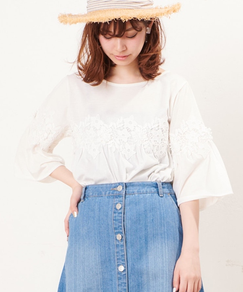 natural couture（ナチュラルクチュール）の「3Dフラワーレース使いトップス（Tシャツ/カットソー・レディース・イエロー/オフホワイト/ブラック・FREE）」の2枚目の写真