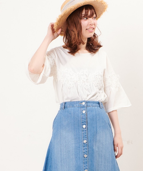 natural couture（ナチュラルクチュール）の「3Dフラワーレース使いトップス（Tシャツ/カットソー・レディース・イエロー/オフホワイト/ブラック・FREE）」の5枚目の写真