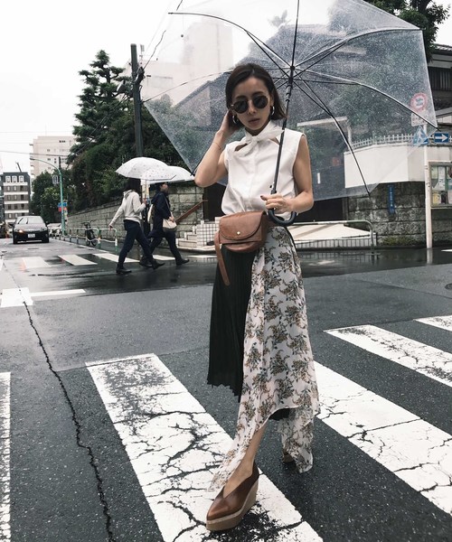 Ameri（アメリ）の「ASYMMETRY FLOWER PLEATS SKIRT（スカート