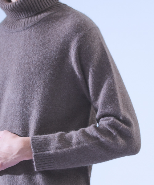 ABAHOUSE（アバハウス）の「YAK/RA/CA タートルネックニット（ニット/セーター・メンズ・グレー/カーキ/ダークオレンジ/ネイビー・44/46/48）」の9枚目の写真