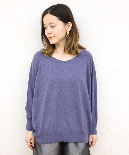 mystic（ミスティック）の「シルク混Vドルマンニットプルオーバー（ニット/セーター・レディース・オフホワイト/ブラック/グレー/ブルー・FREE）」の4枚目の写真