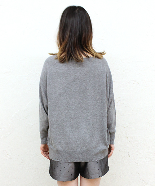 mystic（ミスティック）の「シルク混Vドルマンニットプルオーバー（ニット/セーター・レディース・オフホワイト/ブラック/グレー/ブルー・FREE）」の5枚目の写真