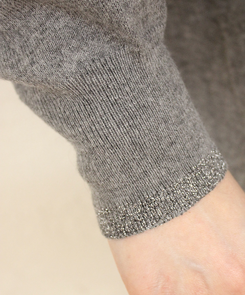 mystic（ミスティック）の「シルク混Vドルマンニットプルオーバー（ニット/セーター・レディース・オフホワイト/ブラック/グレー/ブルー・FREE）」の7枚目の写真