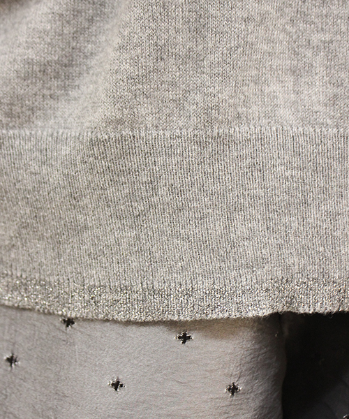 mystic（ミスティック）の「シルク混Vドルマンニットプルオーバー（ニット/セーター・レディース・オフホワイト/ブラック/グレー/ブルー・FREE）」の8枚目の写真