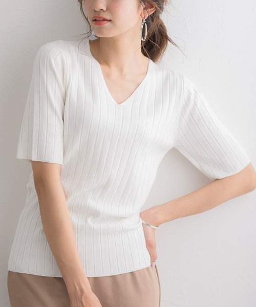 Pierrot（ピエロ）の「●ネックが選べるシルクタッチ半袖リブニット（ニット/セーター・レディース・オフホワイト/ホワイト系その他/ブラック/ブラック系その他/グレー/アッシュグレー/グレー系その他/グレー系その他2/モカ/ブラウン系その他/ライトベージュ/ベージュ系その他/ネイビー/ブルー系その他/ブルー系その他2/ブルーグリーン/ラベンダー/パープル系その他/キャメル/グリーン/ブラウン系その他2/グリーン系その他/スモークピンク/ピンク系その他/グリーン系/グリーン系1/ブラウン系その他3/オレンジ系その他/ブラウン系その他4/オレンジ・M/L）」の3枚目の写真