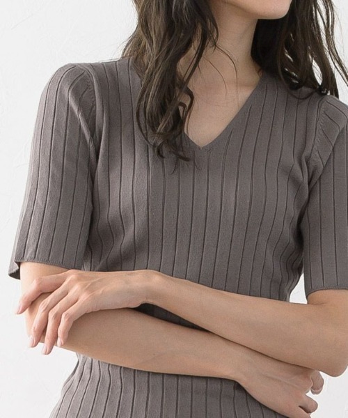 Pierrot（ピエロ）の「●ネックが選べるシルクタッチ半袖リブニット（ニット/セーター・レディース・オフホワイト/ホワイト系その他/ブラック/ブラック系その他/グレー/アッシュグレー/グレー系その他/グレー系その他2/モカ/ブラウン系その他/ライトベージュ/ベージュ系その他/ネイビー/ブルー系その他/ブルー系その他2/ブルーグリーン/ラベンダー/パープル系その他/キャメル/グリーン/ブラウン系その他2/グリーン系その他/スモークピンク/ピンク系その他/グリーン系/グリーン系1/ブラウン系その他3/オレンジ系その他/ブラウン系その他4/オレンジ・M/L）」の11枚目の写真