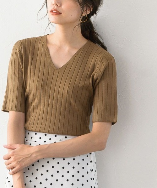 Pierrot（ピエロ）の「●ネックが選べるシルクタッチ半袖リブニット（ニット/セーター・レディース・オフホワイト/ホワイト系その他/ブラック/ブラック系その他/グレー/アッシュグレー/グレー系その他/グレー系その他2/モカ/ブラウン系その他/ライトベージュ/ベージュ系その他/ネイビー/ブルー系その他/ブルー系その他2/ブルーグリーン/ラベンダー/パープル系その他/キャメル/グリーン/ブラウン系その他2/グリーン系その他/スモークピンク/ピンク系その他/グリーン系/グリーン系1/ブラウン系その他3/オレンジ系その他/ブラウン系その他4/オレンジ・M/L）」の12枚目の写真