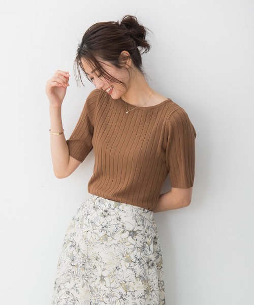 Pierrot（ピエロ）の「●ネックが選べるシルクタッチ半袖リブニット（ニット/セーター・レディース・オフホワイト/ホワイト系その他/ブラック/ブラック系その他/グレー/アッシュグレー/グレー系その他/グレー系その他2/モカ/ブラウン系その他/ライトベージュ/ベージュ系その他/ネイビー/ブルー系その他/ブルー系その他2/ブルーグリーン/ラベンダー/パープル系その他/キャメル/グリーン/ブラウン系その他2/グリーン系その他/スモークピンク/ピンク系その他/グリーン系/グリーン系1/ブラウン系その他3/オレンジ系その他/ブラウン系その他4/オレンジ・M/L）」の13枚目の写真