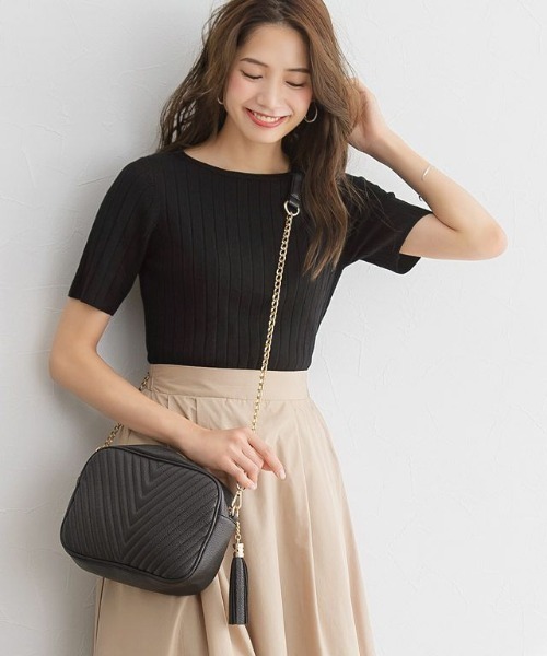 Pierrot（ピエロ）の「●ネックが選べるシルクタッチ半袖リブニット（ニット/セーター・レディース・オフホワイト/ホワイト系その他/ブラック/ブラック系その他/グレー/アッシュグレー/グレー系その他/グレー系その他2/モカ/ブラウン系その他/ライトベージュ/ベージュ系その他/ネイビー/ブルー系その他/ブルー系その他2/ブルーグリーン/ラベンダー/パープル系その他/キャメル/グリーン/ブラウン系その他2/グリーン系その他/スモークピンク/ピンク系その他/グリーン系/グリーン系1/ブラウン系その他3/オレンジ系その他/ブラウン系その他4/オレンジ・M/L）」の4枚目の写真