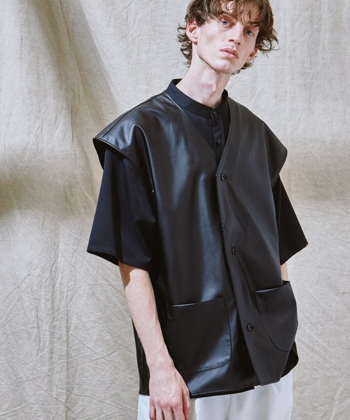 EMMA CLOTHES（エマクローズ）の「シンセティックレザー オーバーサイズ ジレベスト EMMA CLOTHES（ベスト・メンズ・ブラック・FREE）」の3枚目の写真