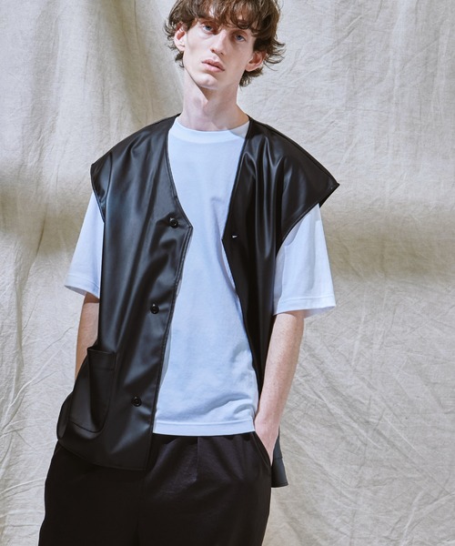 EMMA CLOTHES（エマクローズ）の「シンセティックレザー オーバーサイズ ジレベスト EMMA CLOTHES（ベスト・メンズ・ブラック・FREE）」の4枚目の写真