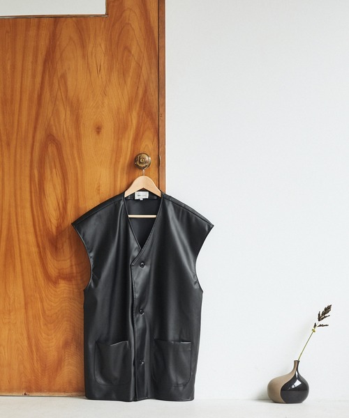 EMMA CLOTHES（エマクローズ）の「シンセティックレザー オーバーサイズ ジレベスト EMMA CLOTHES（ベスト・メンズ・ブラック・FREE）」の17枚目の写真