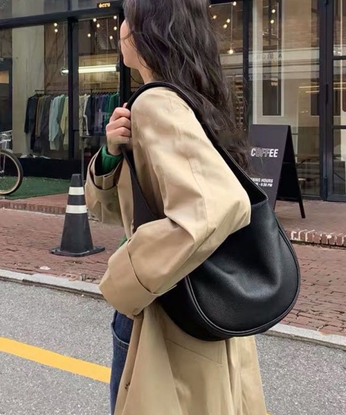 florist（フローリスト）の「ワイドストラップかまぼこショルダーバッグ（ショルダーバッグ・レディース・ホワイト/ブラック・FREE）」の2枚目の写真