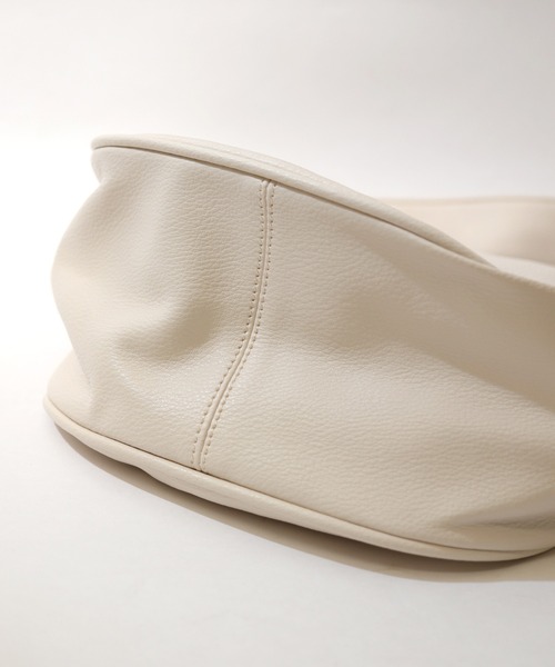 florist（フローリスト）の「ワイドストラップかまぼこショルダーバッグ（ショルダーバッグ・レディース・ホワイト/ブラック・FREE）」の6枚目の写真