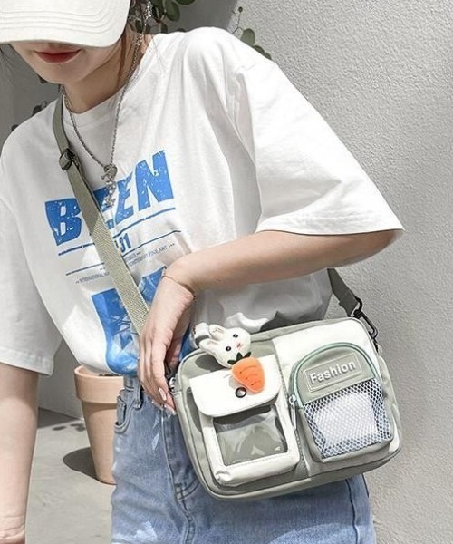 SFW（エスエフダブリュー）の「ポケットが多くて使いやすい ガーリーメッセンジャーバッグ（ショルダーバッグ・レディース・ブラック/ピンク/グリーン/ブルー/イエロー・FREE）」の2枚目の写真