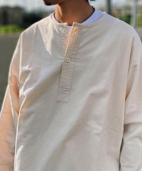 GLOSTER（グロスター）の「【GLOSTER/グロスター】ミリタリースリーピングシャツ ロングスリーブ（Tシャツ/カットソー・メンズ・ブラック/オフホワイト/グレー系その他/オリーブ/ブルー系その他・MEDIUM/LARGE）」の2枚目の写真