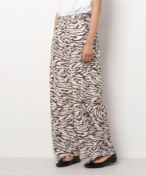 HONEYSUCKLE ROSE（ハニーサックルローズ）の「【HONEYSUCKLE ROSE】柄プリントイージー（その他パンツ・レディース・ブラック×レッド/オレンジ/ダークブラウン/ブラック×ホワイト/ベージュ/グリーン/ホワイト×カーキブラウン/ブラウン・L）」の2枚目の写真