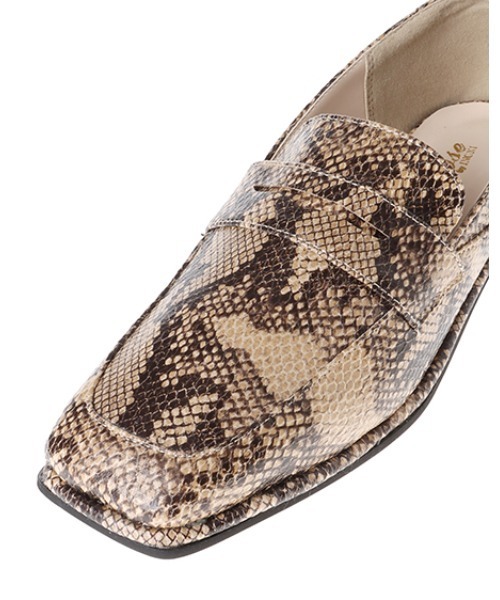 INGNI（イング）の「スクエアトゥヒールローファー（ローファー・レディース・ブラック/アイボリー/パイソン・M）」の9枚目の写真