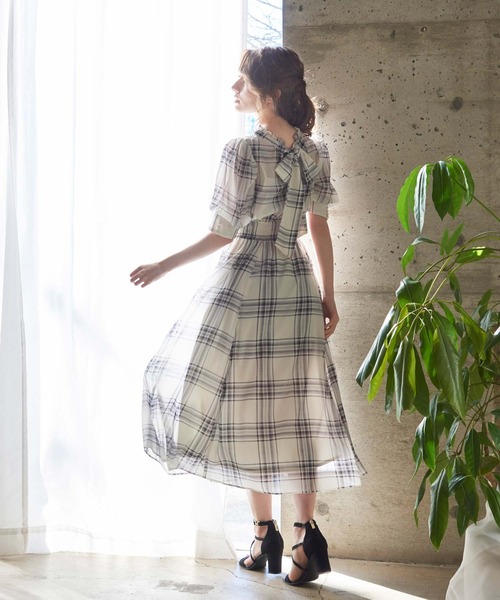 NOELA(ノエラ)の「【WEB限定カラーあり】シャイニーシアー2WAYワンピース(ワンピース・レディース・オフホワイト/ピンク/ブルー/その他1・S/M)」の6枚目の写真