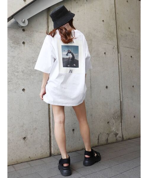 MURUA(ムルーア)の「MARTINZINE Tシャツ(Tシャツ/カットソー・レディース・ホワイト/ダークグレー・FREE)」の5枚目の写真
