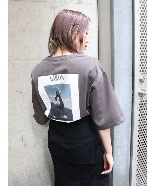 MURUA(ムルーア)の「MARTINZINE Tシャツ(Tシャツ/カットソー・レディース・ホワイト/ダークグレー・FREE)」の4枚目の写真