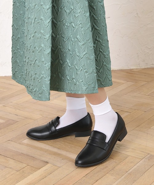 Balancoire(ブランコアール)の「【生活撥水】コインローファー(ローファー・レディース・ブラック/グレイッシュベージュ/ブラック系その他・24.5cm/24.0cm/23.5cm/22.5cm/23.0cm/25.0cm)」の2枚目の写真