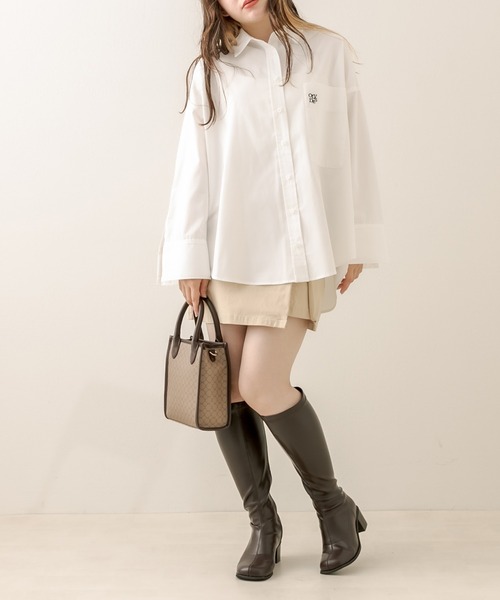 OLIVE des OLIVE(オリーブデオリーブ)の「マントスリーブビッグシャツ(シャツ/ブラウス・レディース・オフホワイト/サックスブルー/ネイビー・FREE)」の9枚目の写真