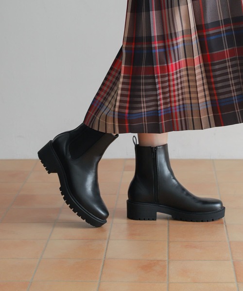 URBAN RESEARCH DOORS（アーバンリサーチドアーズ）の「トラックソールサイドゴアブーツ（ブーツ・レディース・ブラック・37/38/36）」の2枚目の写真