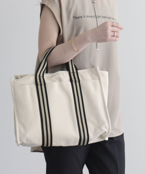 fredy emue（フレディエミュ）の「ラインテープスクエアキャンバストートバッグ（トートバッグ・レディース・アイボリー/グレー・FREE）」の6枚目の写真