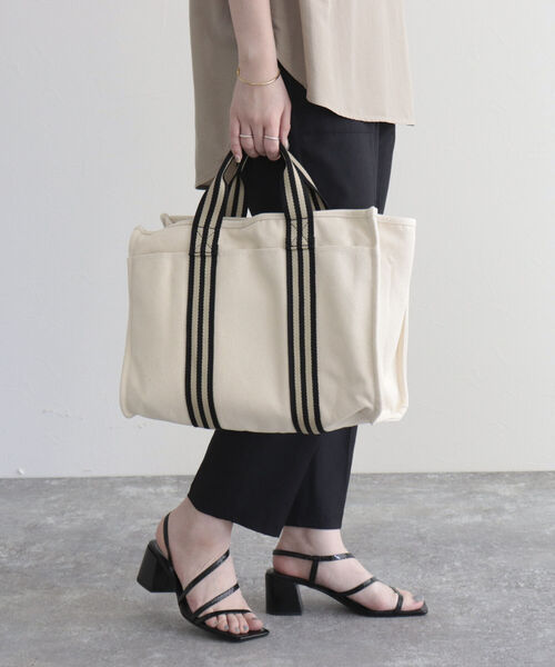 fredy emue（フレディエミュ）の「ラインテープスクエアキャンバストートバッグ（トートバッグ・レディース・アイボリー/グレー・FREE）」の4枚目の写真