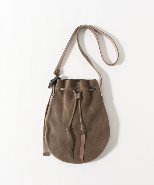 hobo（ホーボー）の「【hobo/ホーボー】DRAWSTRING POUCH FIDLOCK(R) BUCKLE（ショルダーバッグ・メンズ・ブラック/ベージュ系その他・FREE）」の2枚目の写真