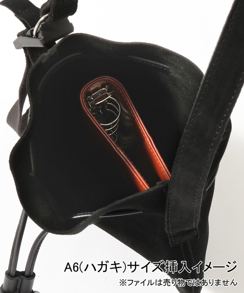 hobo（ホーボー）の「【hobo/ホーボー】DRAWSTRING POUCH FIDLOCK(R) BUCKLE（ショルダーバッグ・メンズ・ブラック/ベージュ系その他・FREE）」の13枚目の写真