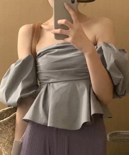 deux amour(ドゥーザムール)の「オフショルクロップドフレアブラウス(シャツ/ブラウス・レディース・ホワイト/グレー・FREE)」の2枚目の写真