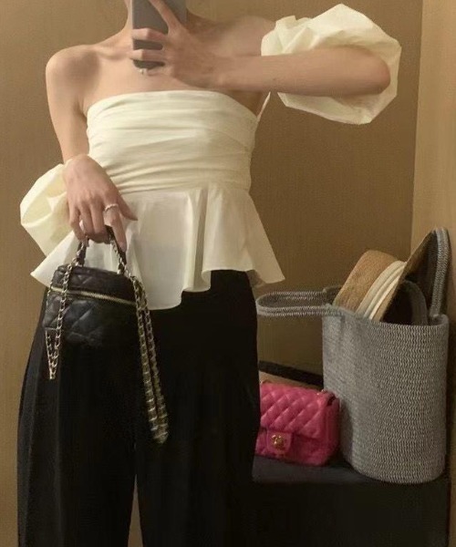 deux amour(ドゥーザムール)の「オフショルクロップドフレアブラウス(シャツ/ブラウス・レディース・ホワイト/グレー・FREE)」の7枚目の写真