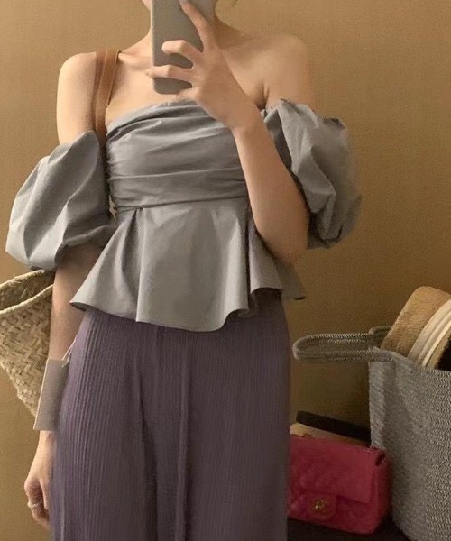 deux amour(ドゥーザムール)の「オフショルクロップドフレアブラウス(シャツ/ブラウス・レディース・ホワイト/グレー・FREE)」の3枚目の写真