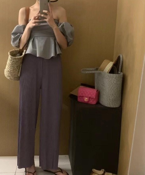 deux amour(ドゥーザムール)の「オフショルクロップドフレアブラウス(シャツ/ブラウス・レディース・ホワイト/グレー・FREE)」の6枚目の写真