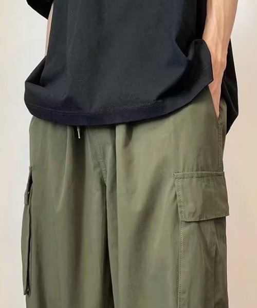 COMON+(コモンプラス)の「裾 スピンドル 付 ワイド カーゴ イージーパンツ(カーゴパンツ・メンズ・ブラック/カーキ・L/M)」の7枚目の写真