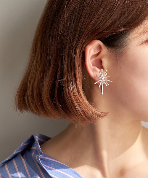 amplis(アンプリス)の「シャイニングスターイヤリング/comeri earring(イヤリング・レディース・シルバー/イエローゴールド・FREE)」の2枚目の写真