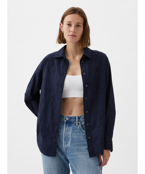 GAP(ギャップ)の「アイレット ビッグシャツ(シャツ/ブラウス・レディース・ホワイト/ネイビー・M/L/XS/XXS/S)」の1枚目の写真