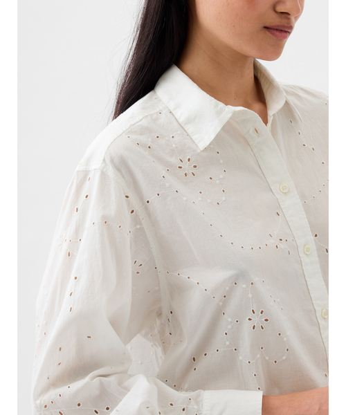 GAP(ギャップ)の「アイレット ビッグシャツ(シャツ/ブラウス・レディース・ホワイト/ネイビー・M/L/XS/XXS/S)」の2枚目の写真
