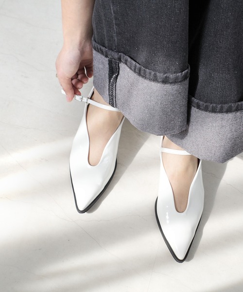 AmiAmi（アミアミ）の「【2026SS再販】柔らか！ローヒール ポインテッドトゥ メリージェーンパンプス（パンプス・レディース・ホワイト/ブラック/ブラック系その他/シルバー/ブラック系その他2/ガンメタ/ブルー系その他/ブラック系その他3/シルバー系その他/ブラック系その他4・L/LL/M/S）」の2枚目の写真