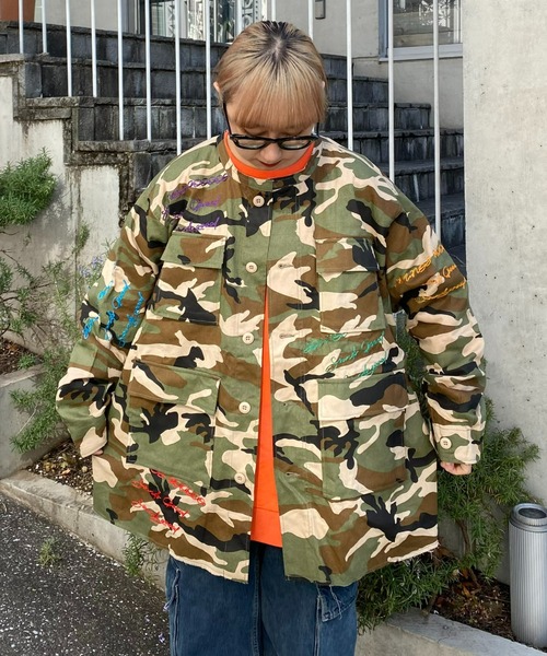 SOUNDSGOOOOD（サウンズグッド）の「【SOUNDS GOOOOD / サウンズグッド】総柄刺繍ノーカラーミリタリージャケット（ミリタリージャケット・メンズ・ベージュ/カーキ・ONE SIZE）」の4枚目の写真