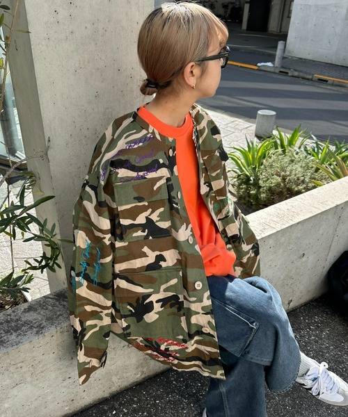 SOUNDSGOOOOD（サウンズグッド）の「【SOUNDS GOOOOD / サウンズグッド】総柄刺繍ノーカラーミリタリージャケット（ミリタリージャケット・メンズ・ベージュ/カーキ・ONE SIZE）」の3枚目の写真