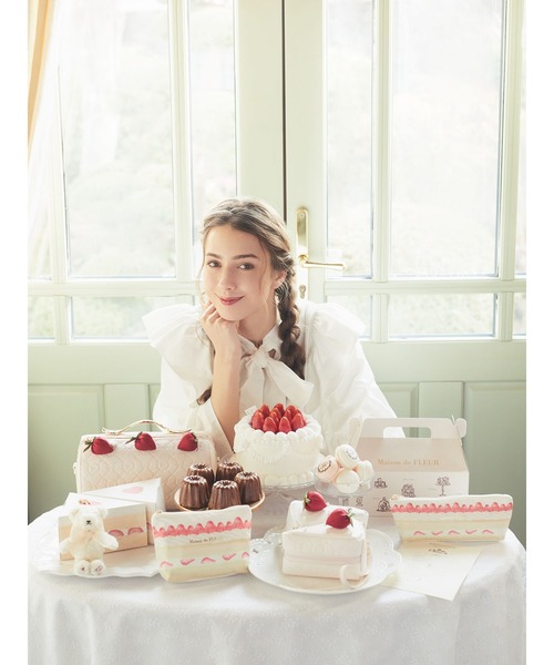 Maison de FLEUR（メゾンドフルール）の「モノグラムロールケーキ