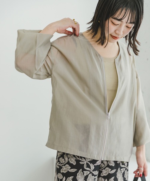 ITEMS URBANRESEARCH(アイテムズ アーバンリサーチ)の「シアーVネックブルゾン(ブルゾン・レディース・ベージュ系その他/ブラウン・FREE)」の3枚目の写真