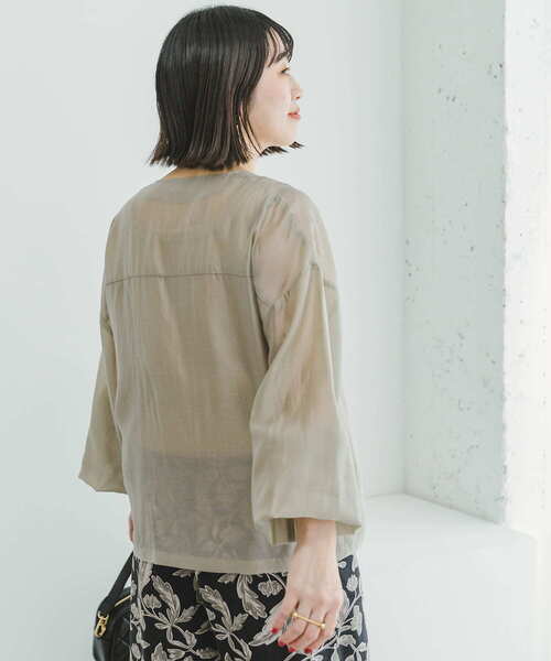 ITEMS URBANRESEARCH(アイテムズ アーバンリサーチ)の「シアーVネックブルゾン(ブルゾン・レディース・ベージュ系その他/ブラウン・FREE)」の4枚目の写真