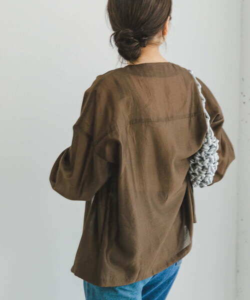 ITEMS URBANRESEARCH(アイテムズ アーバンリサーチ)の「シアーVネックブルゾン(ブルゾン・レディース・ベージュ系その他/ブラウン・FREE)」の12枚目の写真